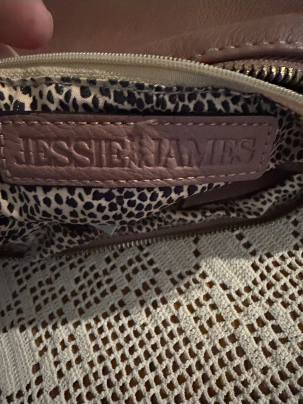 Jessie James Crossbody Conceal/Carry Messenger Bag in Dusty Pink